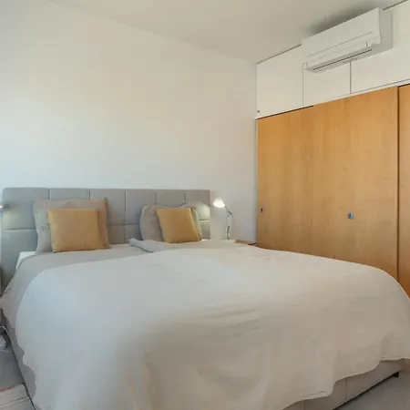 דירה Alba Marina Apartment, With 3 Bedrooms And Pool